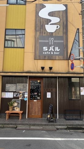 お店の目印となる大きな看板です。「川口市役所から徒歩3分【Sバル】」