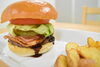 「表面をこんがり焼いたベーコンと、とろけたチーズがアクセント！ベーコンチーズバーガー！(高砂/小岩/細田/奥戸)野球の室内練習場に併設しているカフェ！」