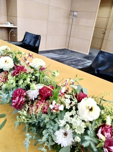 動きのあるお花でふわりと空間を持たせて「テーブル花」