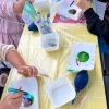 「【出張ワークショップ・イベントレポ】インクアート缶バッジ【アートものづくり体験・ワークショップ企画運営】」