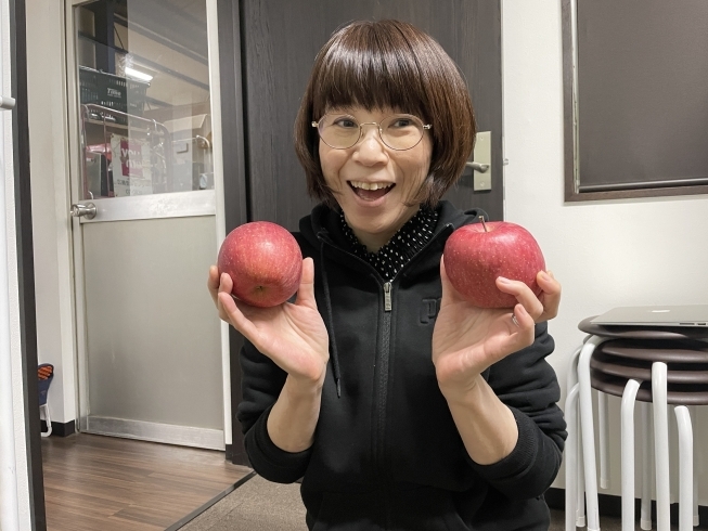 取締役も嬉しそう！「青森県からおいしいりんごが届きました！」