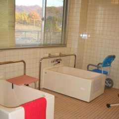 これは安心・・・三方介助のふろ！！  高住センターから、三方介助のできる浴槽のある老人ホーム見学情報です。
