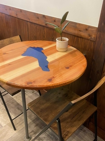 「「岩屋珈琲♡店内のテーブル新しくなりました」店内のテーブルが、とっても可愛い丸テーブルに！！さらに、レジンでアートされた淡路島♡全て色違いでわくわくします！ぜひ、店内でサンドやドリンクと撮影してくださいね♡」