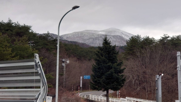 箕輪山を眺める（2022年12月5日撮影）「冬タイヤでお越しください！【福島市/道の駅つちゆ/土湯温泉】」