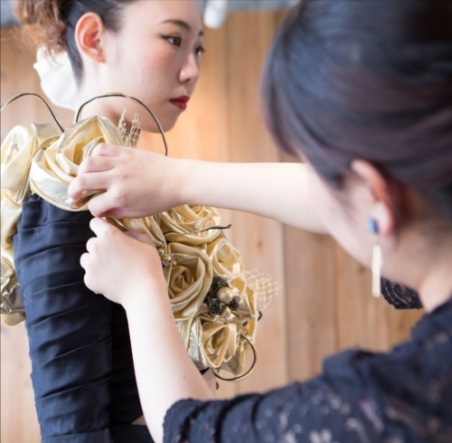 個性を見つけて伸ばし即戦力を育てていきます「兵庫県のファッション専門学校情報　プロの先生が丁寧に自分のぺ－スに合わせて パタ－ンメイキング・ミシンの使い方・縫製を指導してくれます。 自分が作りたい好きなデザインを立体裁断で服のカタチにできるテクニックを先生から伝授してもらえます。」
