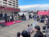 「沢山の人で賑わう「ライティングコラボレーションかなまち2022★ふるさと・クリスマスマーケット』場所：金町駅北口駅前団地広場・2022年12月18日（日）」