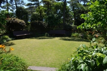 庭園の奥には芝生のスペースにベンチがあり、<br>緑に囲まれた中でほっと一息もいいですね。