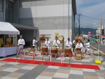 三次太鼓の演奏