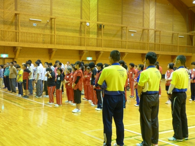 各施設の選手・応援団、審判員、ボランティアが集合し開会式が始まりました。