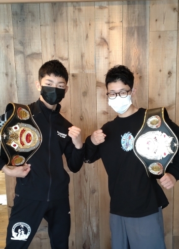 チャンピオンベルトを手にする2人「再びボクシング日本チャンピオンへ」