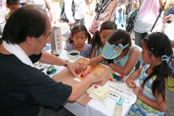 子どもたち一人ひとりに、やさしく教える石渡さん。