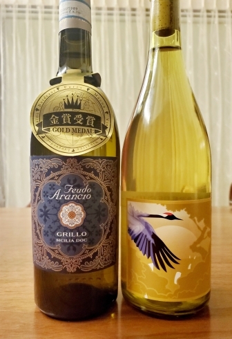 2本の白ワイン。向かって左はイタリアワイン。「白鷹町の《源七遠藤商店》でお正月の準備です！」