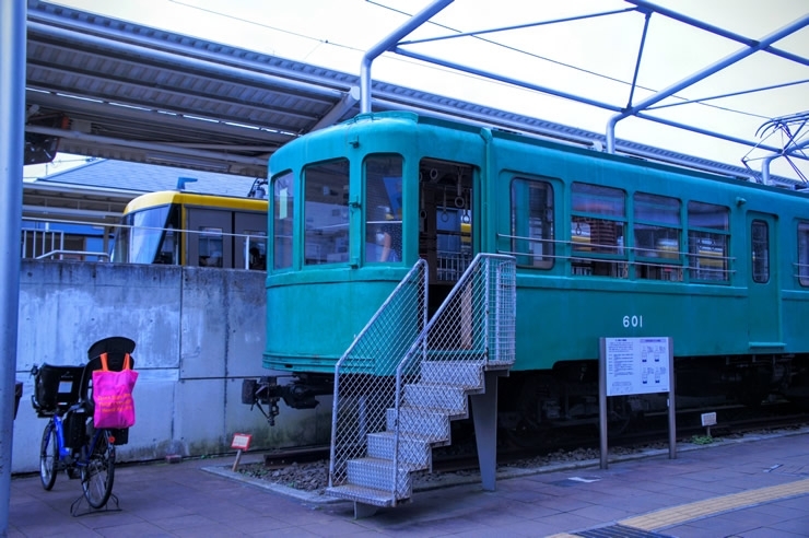 手前が模擬電車。奥が本物の電車です。