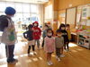 放送を集中して聞いています…「１年の締めくくり！３学期のスタートです！」