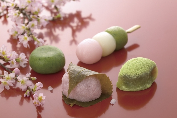 「桜餅や三色団子など…春の定番和菓子を販売しております。」