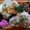 「一魚一会　明日の日替り弁当は「鮭と茸の炊き込みご飯と野菜の天ぷら」」
