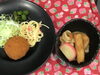 「本日のAランチは　おでん風煮物と　メンチカツです。」