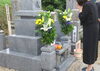 「お墓参りで供える花は何がいい？マナーやタブーをご紹介【浜松で遺品整理・生前整理・お掃除・不用品回収ならプロハーツ】」