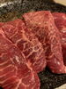 綺麗にサシの入った牛ミスジ「牛ミスジ串の備長炭焼き」
