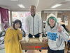 かつしかFM取材後の記念撮影1「78.9MHz かつしかFMで放送！ ★英会話と体操のコラボ教室（堀切、お花茶屋、綾瀬、亀有、小菅）」