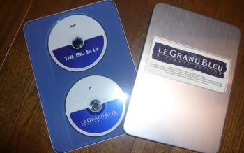 「グラン・ブルー」はこれまでに数回、ビデオ、DVDが発売されてきたが、現在は、権利関係により発売はされていない。上の画像は20世紀フォックスより最終発売されたアルティメイトエディションDVDアルミ缶のパッケージだ。(知人から借用しました)グランブルー・ジェネレーションにはたまらないDVDだ。ブルーレイの発売を期待したい！
