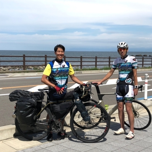 左がロードバイクで日本一周をしている古田さん。「高岡柄のサイクリングジャージを着て自転車で日本一周中！」