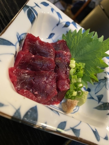 鯨の刺身、柔らかくクセが少なく赤身の味を楽しめます「日本酒と共に…焼肉屋さんの魚介類。。」