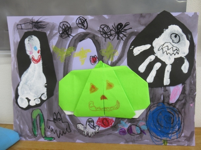 4歳児：折り紙製作（ハロウィン）「読書の秋！芸術の秋！」