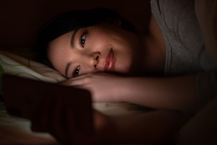 寝る前スマホしていませんか？「20～40代女性の9割超が習慣化 寝る前スマホ【宮崎市 LIHI 脳洗浄 メディセル よもぎ蒸し】」