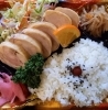「明日の日替り弁当はチキンロールピリ辛ソース」