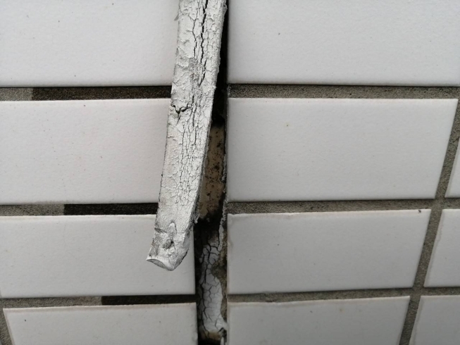 劣化が酷く、シーリング材が剥がれています「外壁シーリング工事 雨漏り コーキング工事 打ち替え工事 外壁防水工事」