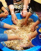 麹と大豆を子どもたちと一緒に混ぜます「腸内環境を整えよう！」