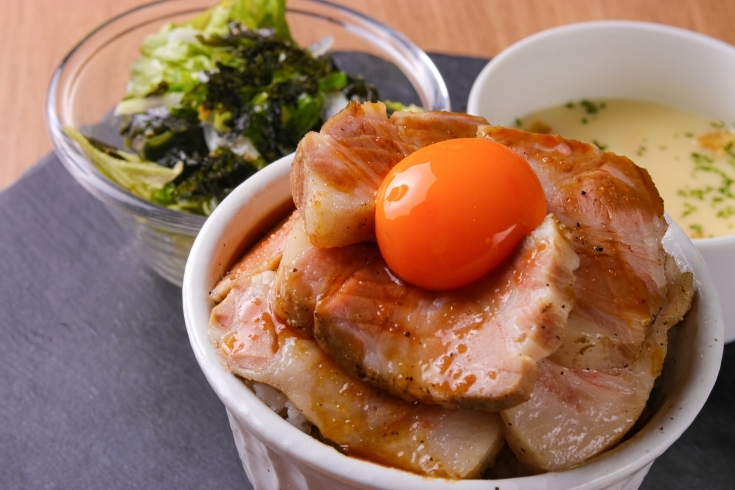 ローストポーク丼「今月も…【2023年1月17日オープン！　名古屋金山で話題　究極の豚丼が刈谷市桜町に移転　史上最高に美味しい豚肉に出会えます　ランチ・テイクアウトにもおすすめ】」