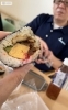 主役の佐々木さん ピントズレててごめんなさい。笑「大好評！手作り海苔巻き〜！」
