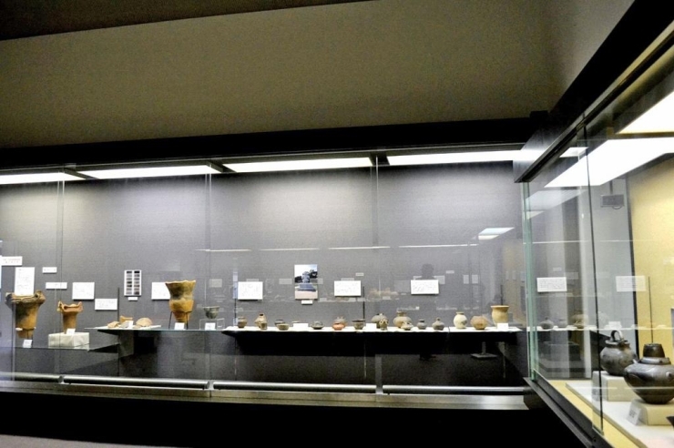 第1展示室に展示されている考古資料の数々です。<br>撮影日には土器の展示が行われており、縄文から歴史時代にかけて進化していく土器の変化を感じることができました。