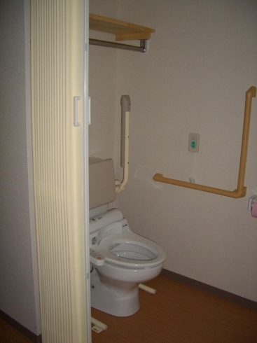 「トイレの見どころ (゜レ゜) 　高住センターから、老人ホーム見学時でのトイレの見どころについてのワンポイントアドバイスです。」