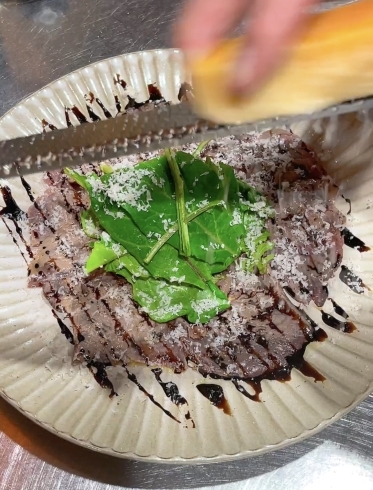 カルパッチョディマンゾ（藁焼き）2,300-「カルパッチョディマンゾ（仔牛肉のカルパッチョ）¥2,300-（税抜）」