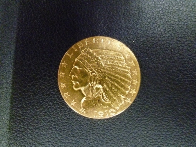 1910年発行の2.5ドルのインディアン金貨「買取専門 金のクマ 沼津店　金貨は金の値段を上回る事もあります」