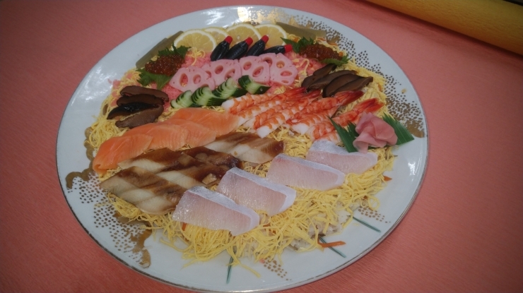 ちらし寿司大皿３人前３０００円（消費税別途）「ひな祭り料理の予約受付中」