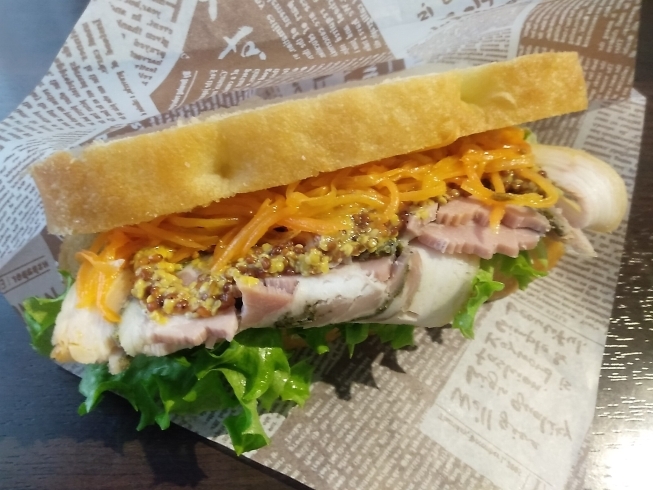 「イタリア風ローストポークのサンドイッチ【豚バラ肉のポルケッタサンド】」
