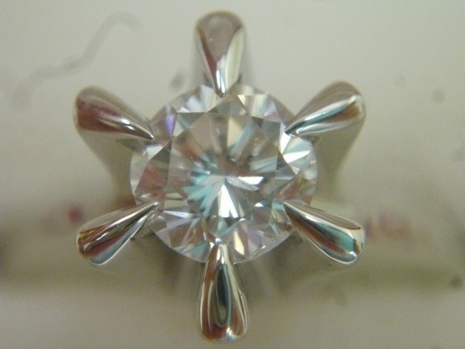 0.7カラットモある大きなダイモンドのリング「買取専門 金のクマ 沼津店　ダイヤモンドは鑑定書がなくても大丈夫」