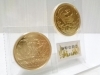 「伊丹市瑞穂町からご来店。御在位60年、御即位記念10万円金貨のお買取りです。金貨を高く売るなら、おたからやJR伊丹店をご利用ください。」