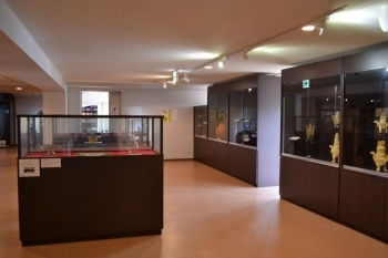 2階の展示室です。<br>かつて使用されていた医療器具やカメラ、大砲などの骨董品が主に展示されています。