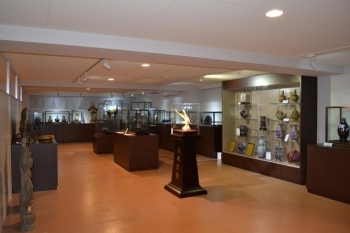 3階の展示室です。<br>中国美術作品に陶芸作品、青銅器、自然石を用いた作品が主に展示されています。