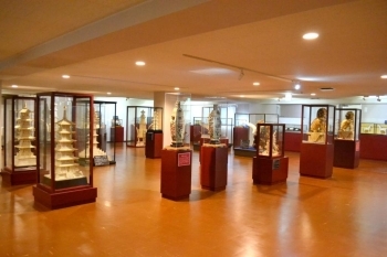 4階の展示室です。<br>鷲や塔、動物など、こちらの美術館の特長であるダイナミックな象牙彫刻品の数々が展示されています。