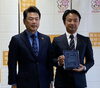 佐藤市長と「坂本塗装　きらり大賞　受賞しました！」
