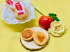すりおろし林檎たっぷり入ってます「林檎あんが美味しい林檎あんブッセ」