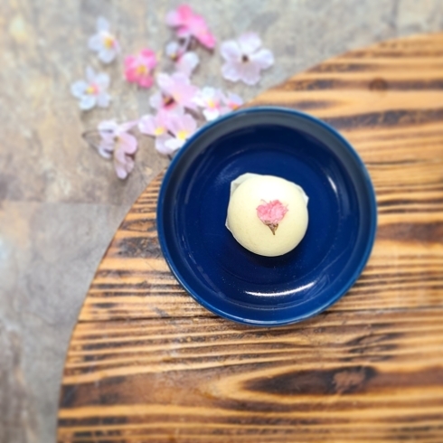 桜饅頭　100円「〈桜-さくら-〉春の和菓子、お楽しみください✨」