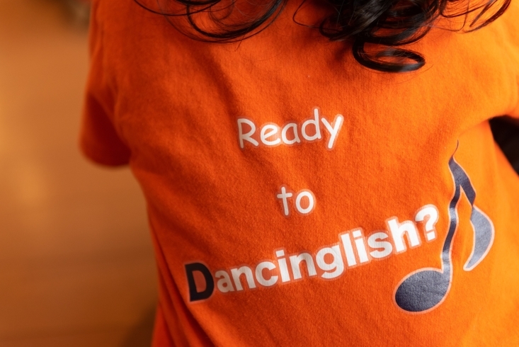 ダンシングリッシュオリジナルTシャツ「ダンスと英語の共通点、それは。。。【習い事/子供/親子/ダンス/英語/新富町/築地】」