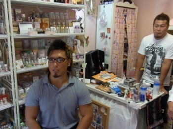店舗内にて…
